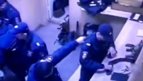 Camerele de supraveghere au surprins momentul în care omul legii apasă pe trăgaci. Foto: lenta.ru