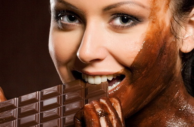 Шоколад приводит к старению организма. Фото: desktopwallpapers.org.ua