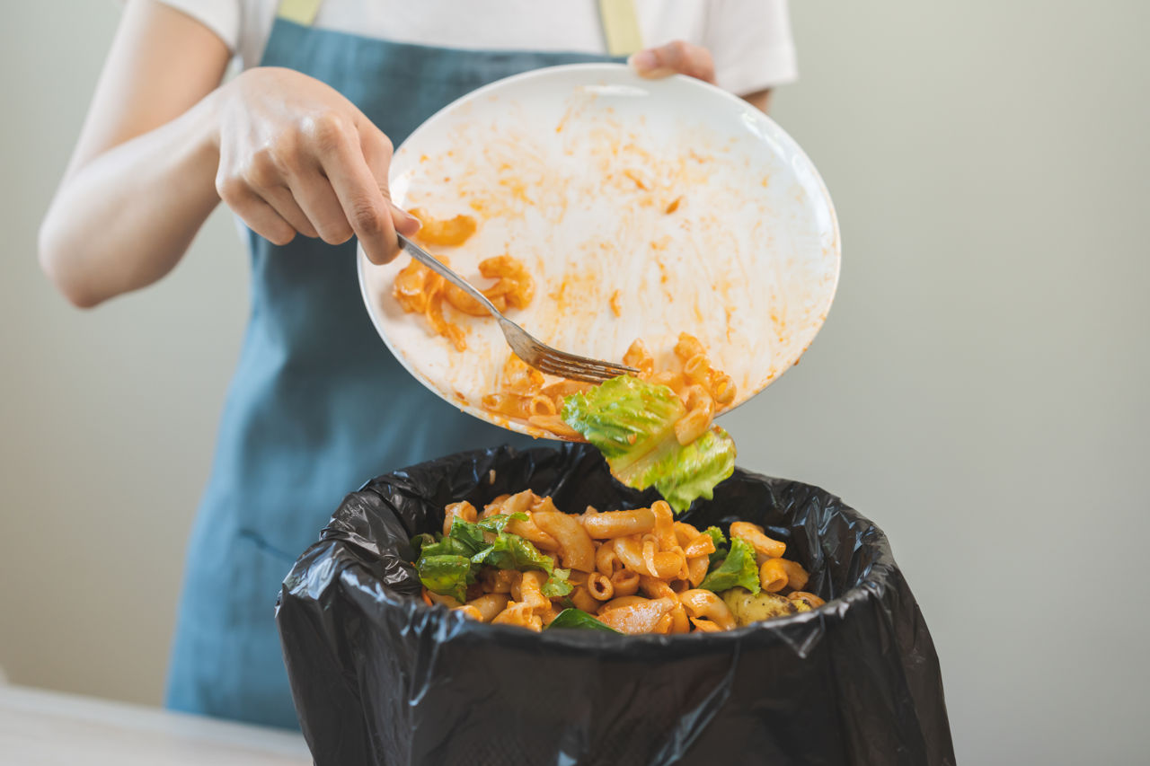 Власти хотят сократить пищевые отходы и передавать непроданные продукты нуждающимся.