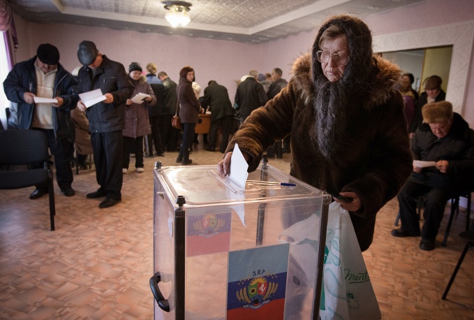 Всего в выборах могут принять участие порядка 4,2 миллиона жителей Донецкой и Луганской областей.