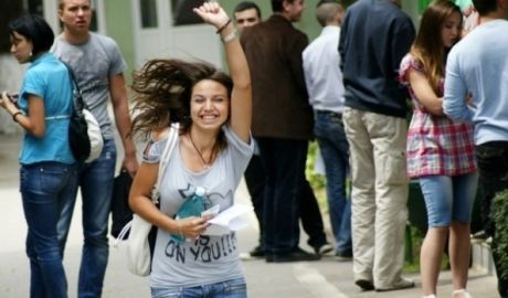Absolvenţii care vor să-şi continue studiile în România îşi pot depune dosarele începând cu data de 10 iulie.