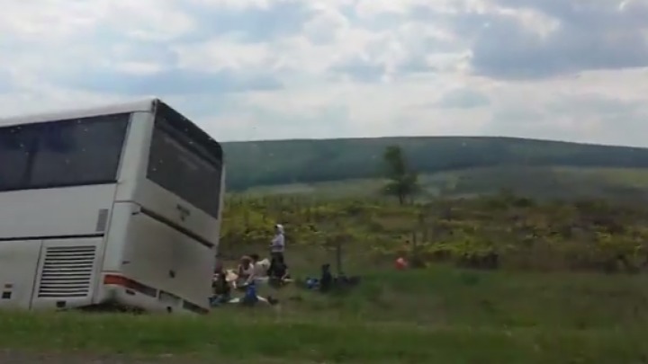 Un autobuz cu pasageri a ajuns într-un șanț  de pe traseul Chișinău-Leușeni. Foto: today.md
