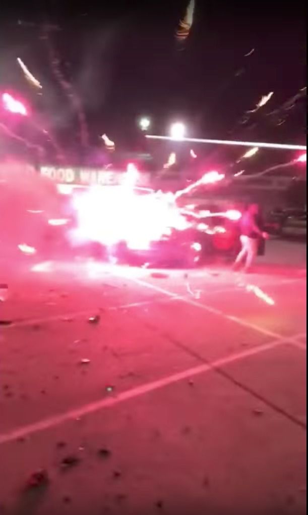 В США новогодняя ракета угодила в багажник авто, где было еще 600 фейерверков.