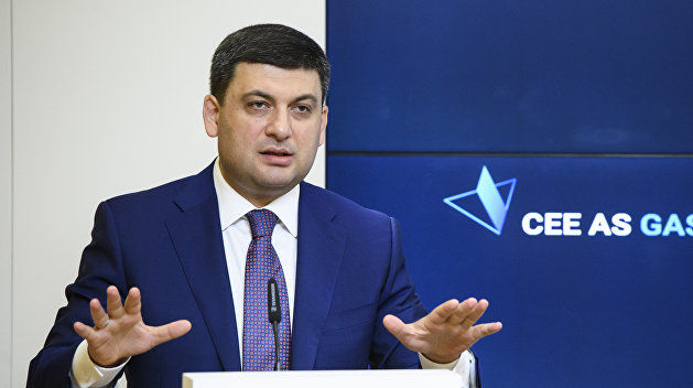 Премьер-министр Украины Владимир Гройсман заявил, что страна в настоящий момент «зажата долгом».