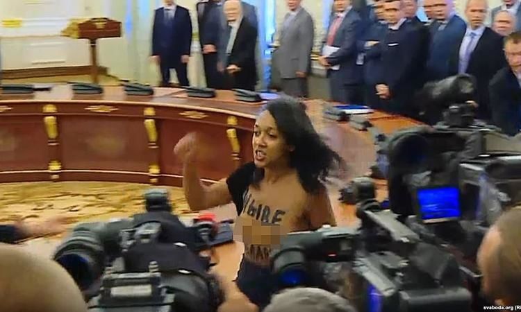 Активистка Femen, оголившаяся перед Лукашенко и Порошенко, работает в детсаду.