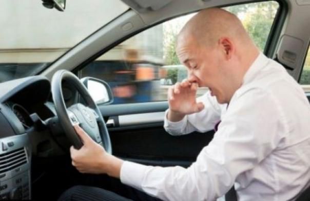 Șoferii răciţi ar trebui să lase o distanţă de patru maşini înainte de frânare. Foto: bzi.ro
