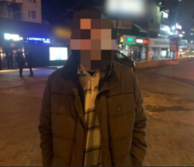 Карабинеры задержали в столице мужчину с наркотиками.