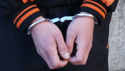 Unul dintre suspecți a fost reţinut în flagrant în timpul comercializării a două kg de haşiş.