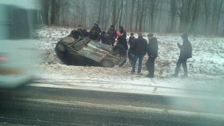 Mai mulţi moldoveni au intervenit să ajute victimele unui accident. 