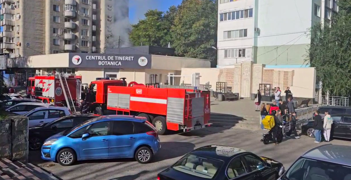 Incendiu la Botanica: Fumul se ridică deasupra Centrului de Tineret din sector.