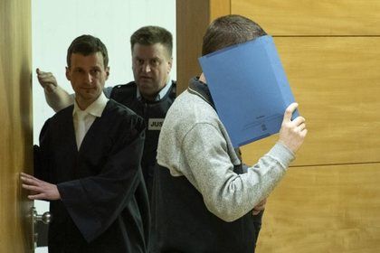 Как предполагает следствие, преступник хотел увидеть воздействие веществ на коллег.
