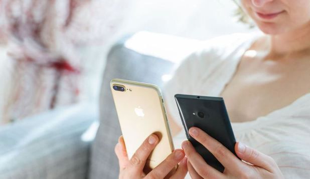 O aplicație pe telefonul mobil face în fiecare zi recomandări de lectură. Foto: descopera.ro