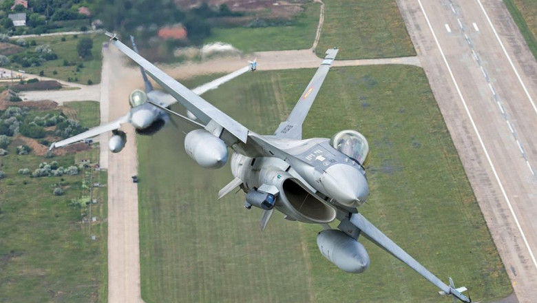 Самолет, перехваченный румынскими и американскими F-16, приземлился в Болгарии.