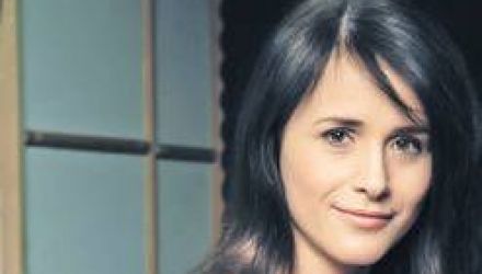 În noaptea de 14 spre 15 iuie 2010, Mădălina Manole a fost găsită fără sulfare în vila ei din otopenmi, Ilfov.