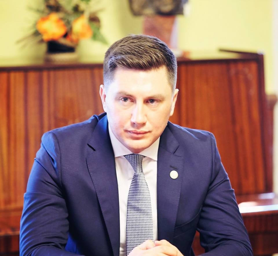 Центр будет оказывать помощь в подготовке документов на восстановление румынского гражданства. Фото: tv8.md.