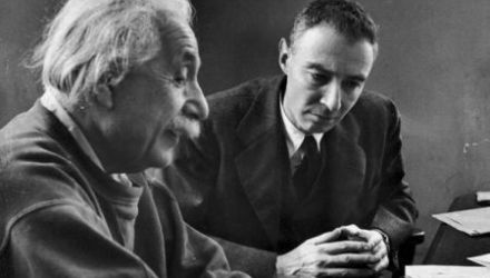 Albert Einstein a semnat o scrisoare către preşedintele american de atunci, Franklin Roosevelt