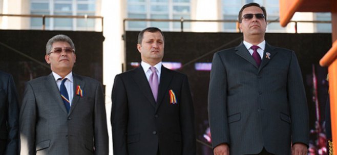 Desigur, atât cât îl mai țin baierele pe bătrân.  