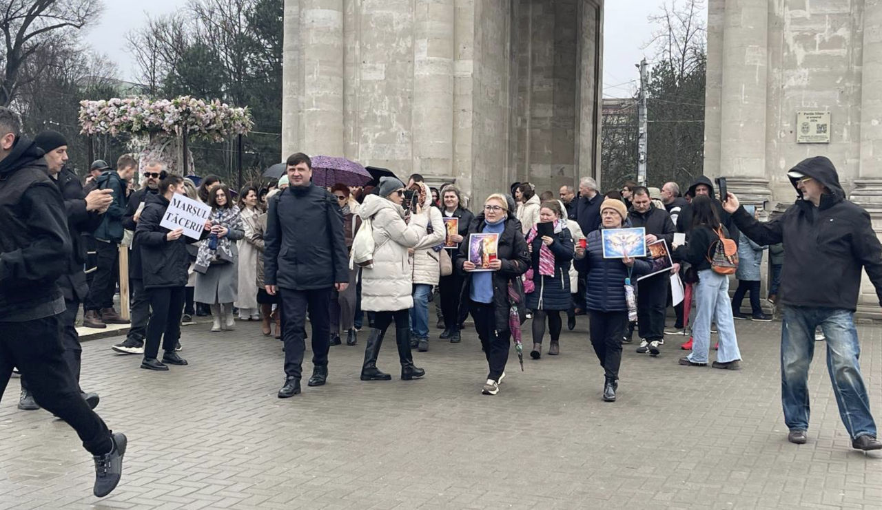 В Кишиневе десятки людей участвуют в марше памяти Людмилы Вартик.