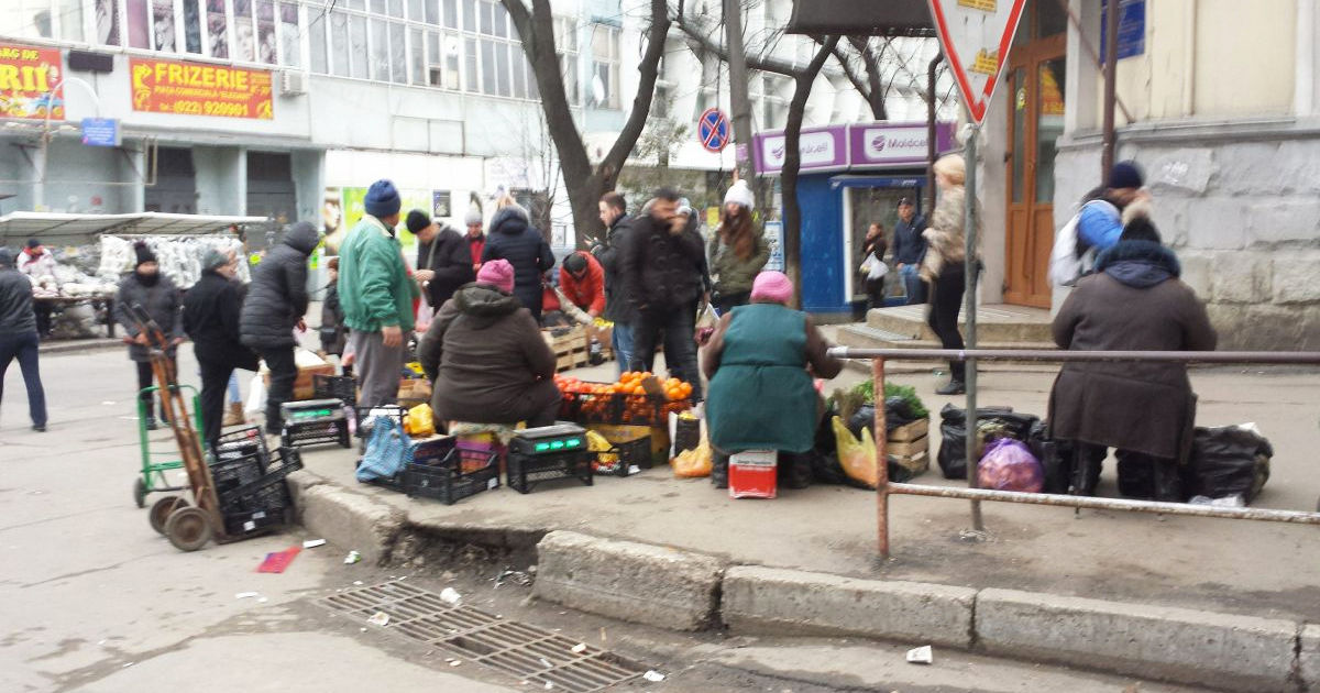 В столице рядом с Центральным рынком идет бойкая уличная торговля.