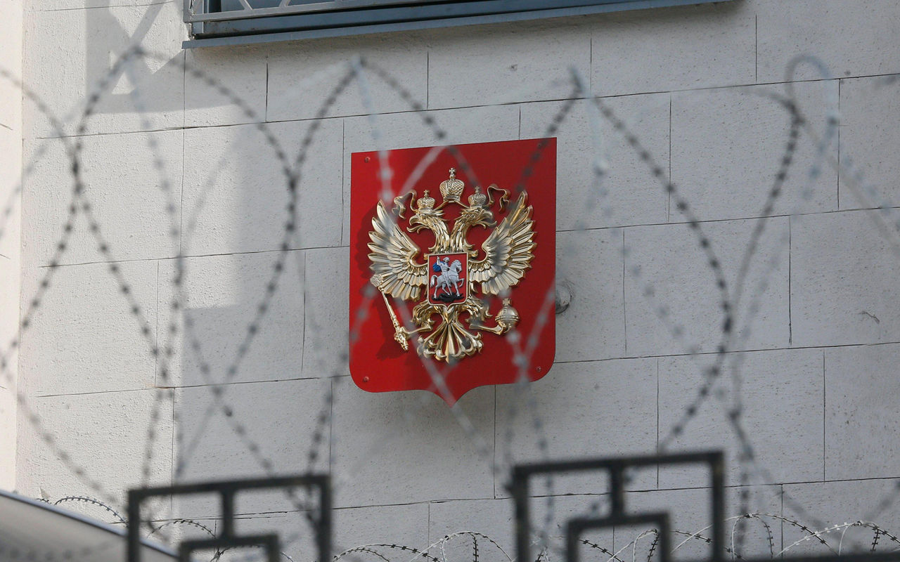 Восемь стран ЕС призывают ограничить передвижение российских дипломатов.