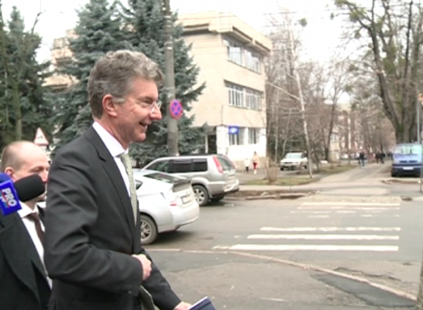 Vizita plina de mister. Consilierul pentru politica externa si securitate al cancelarului Angela Merkel a venit astazi la Chisinau ca sa discute cu liderii politici.