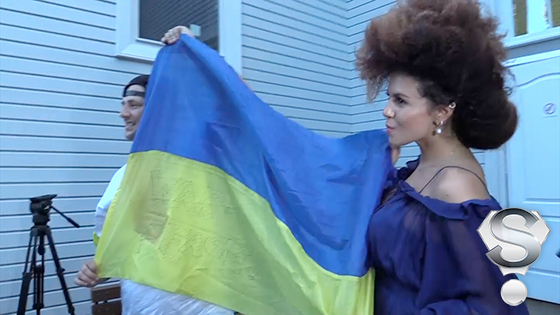 На «Новой волне» в Юрмале артисты появлялись везде с украинским флагом. Фото: super.ru