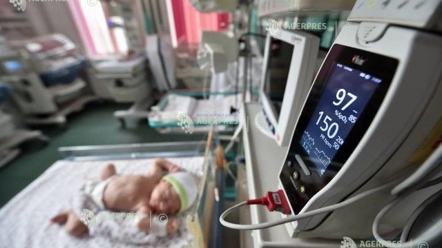 Un bebeluş născut cu inima în afara cutiei toracice, operat cu succes. Foto: agerpres.ro