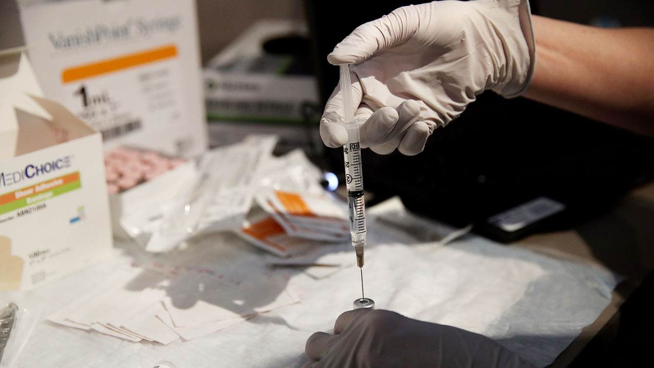 В Японии заявили, что не будут выбрасывать вакцину Pfizer.