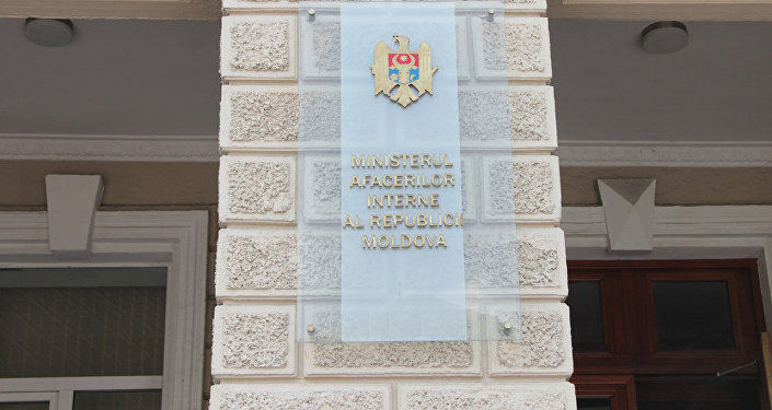 Два молодых следователя уволены из МВД за коррупцию.
