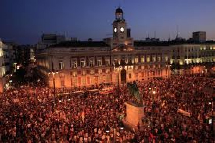 Zeci de manifestanţi au fost arestaţi.