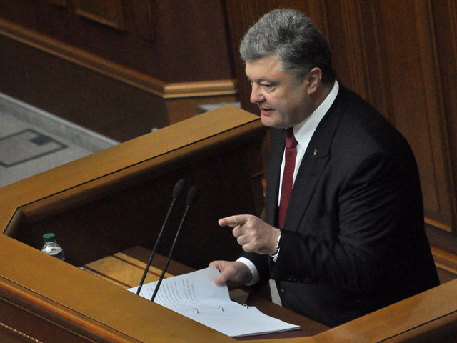 Порошенко назвал взяткой многомиллиардный кредит РФ, выданный Украине при Януковиче. В Кремле потребовали разъяснений.
