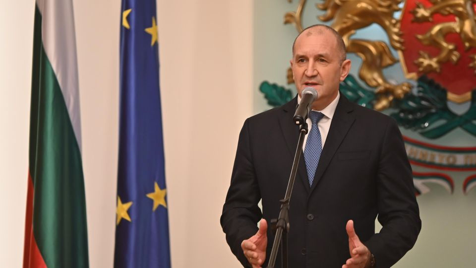 Президент Болгарии призвал освободить заключенного Саркози.