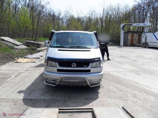 În mașină polițiștii au depistat dosite în pereții laterali peste 700 de pachete cu țigări de diferite mărci comerciale.