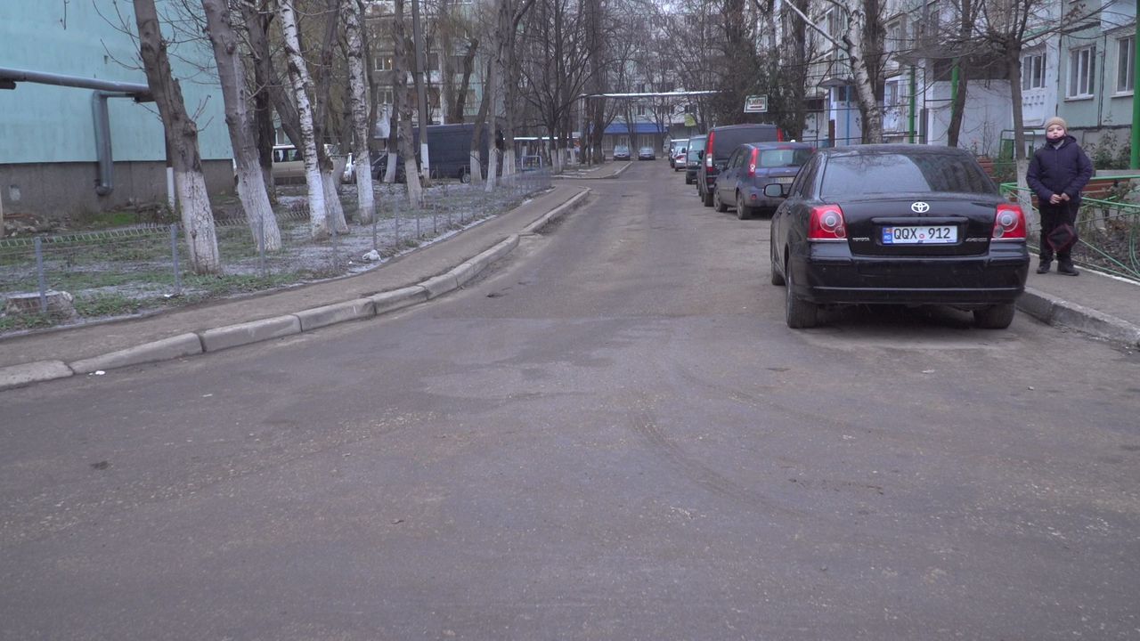 Автомобилисты не должны оставлять своих железных коней на газонах.