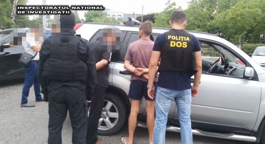 Au obţinut ilegal 50.000 de lei, amenințând un bărbat din Chişinău. 