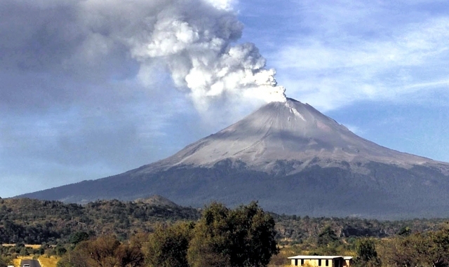 Alertă de gradul zero la graniţa dintre Argentina şi Chile, unde un vulcan dă semne că este pe cale să erupă.