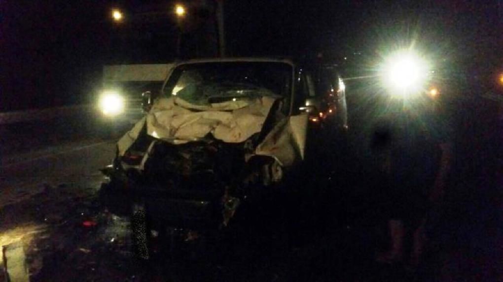 Un microbuz cu moldoveni a tamponat o autospecială de pompieri ce lichida un incendiu. 
