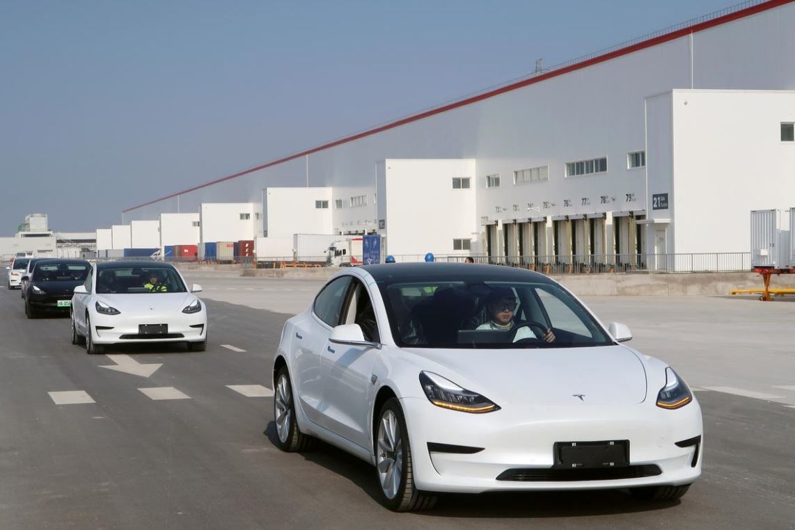 Tesla удалось выполнить годовой план поставок электромобилей.