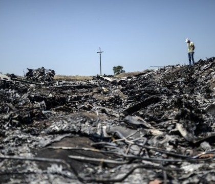 O coloana de fum putea fi vazuta in zona, la mai putin de zece kilometri de locul in care se afla in continuare fragmente din cadavrele victimelor si din epava avionului malaysian prabusit la 17 iulie.