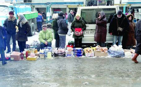 Carne de porc vândută în plină stradă şi peşte, fără acte de provenienţă. Foto: moldova-suverana.md
