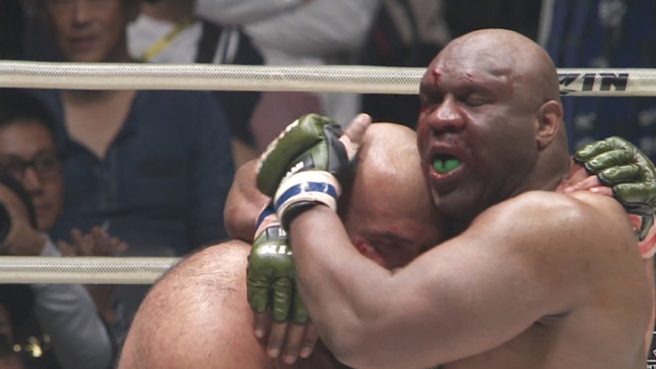 Бойцы MMA устали во время поединка и бросили драться.