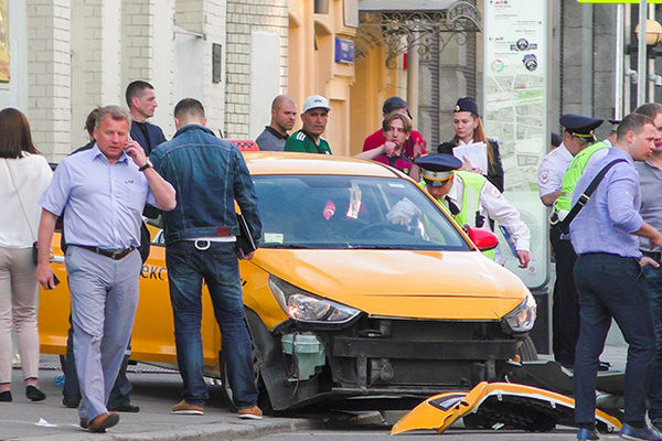 ДТП произошло в субботу вечером в Москве на Ильинке. 