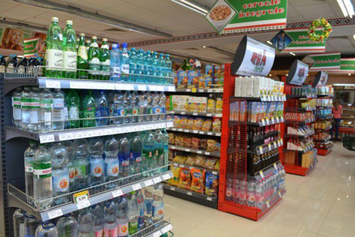 Oamenii se tem de o creștere mare a prețurilor la mărfurile de consum și încep să-și facă rezerve. Foto: unimedia.info