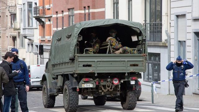 Власти объявили в стране четвертый, максимальный уровень террористической угрозы и закрыли границу с Францией. Фото: ap.org