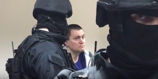 После оглашения решения конвоиры призывали журналистов скорее покинуть зал.