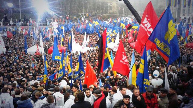 Forţele de ordine au folosit gaze lacrimogene şi grenade asurzitoare, în timp ce protestatarii aruncau cu pietre şi fumigene.