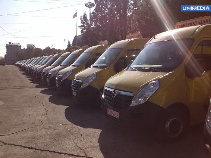 Microbuze şcolare din România pentru elevii din Moldova. Foto: unimedia.info