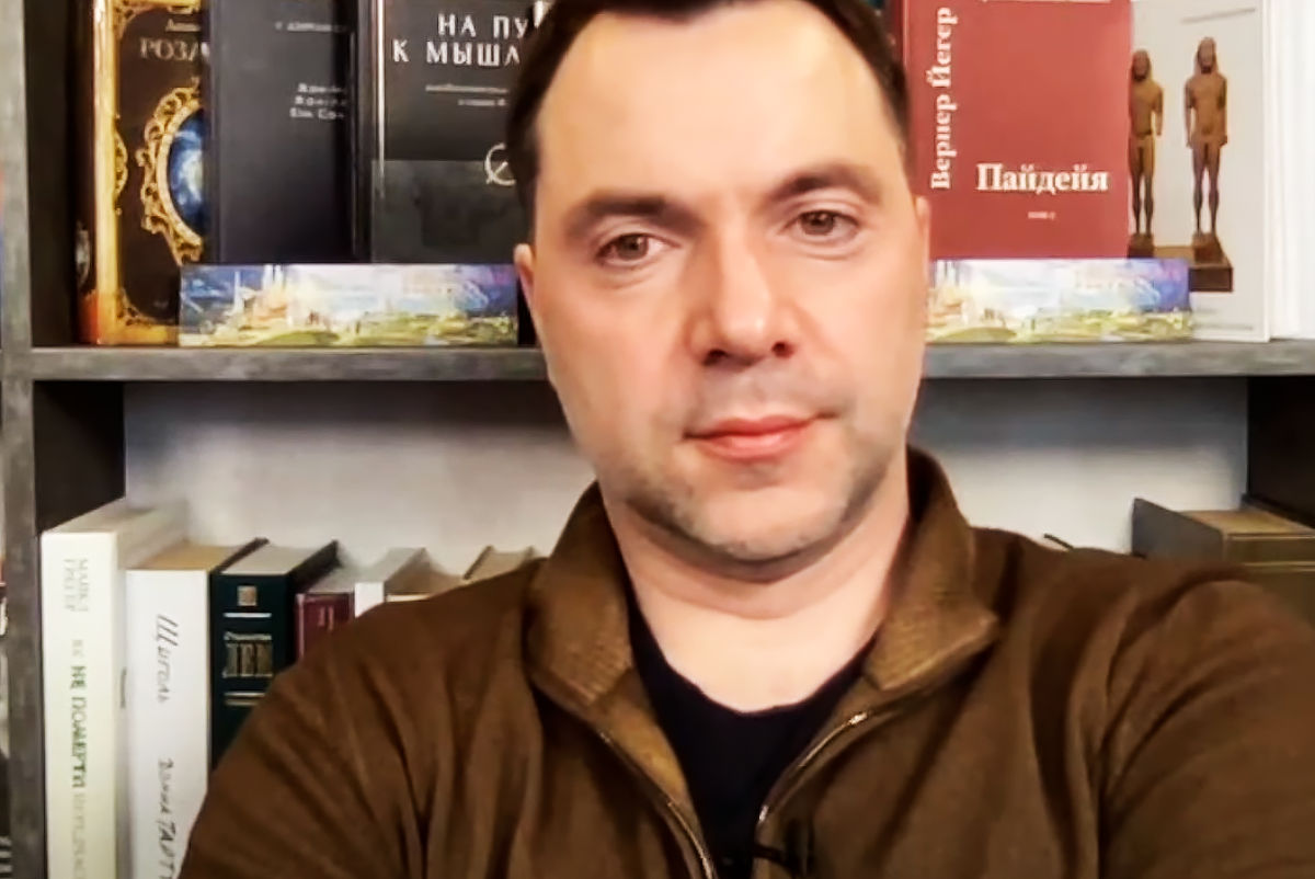 Арестович удалил извинения за слова о Днепре и обвинил "украинских гнид".