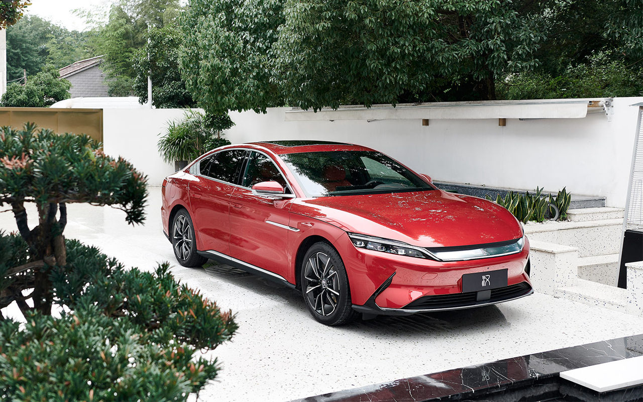 BYD обогнала Tesla и стала мировым лидером по продажам электрокаров.