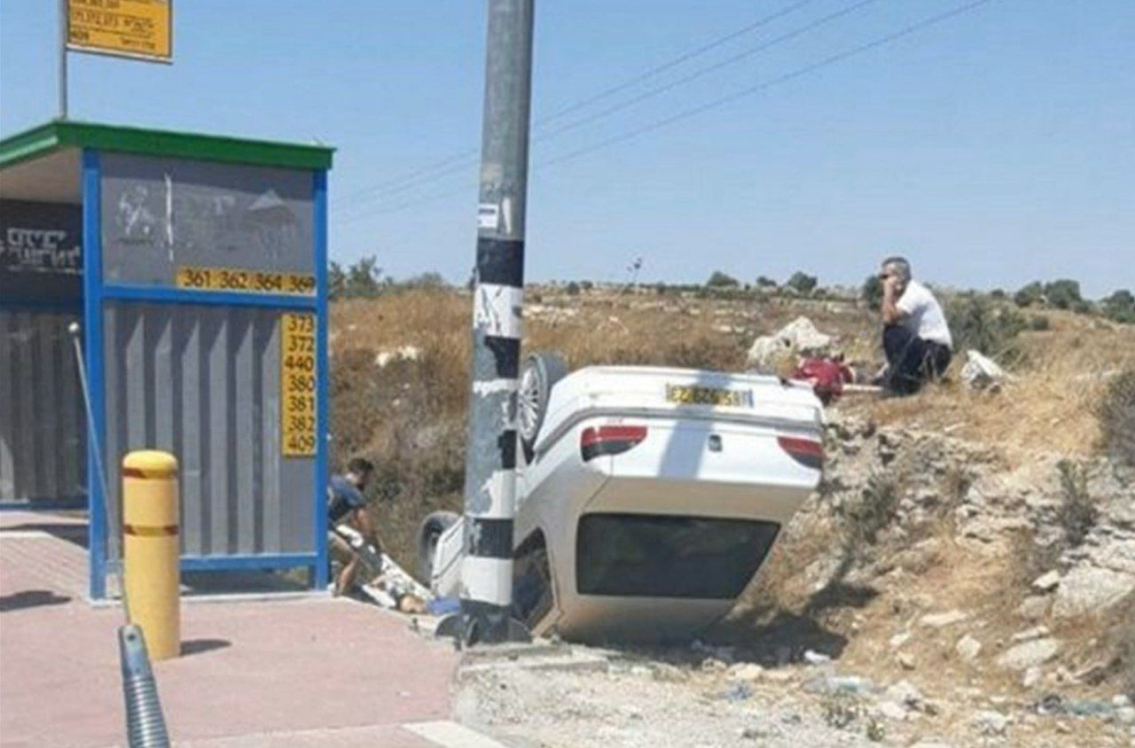 В Израиле брат с сестрой получили травмы в результате целенаправленного наезда водителя на автобусную остановку.